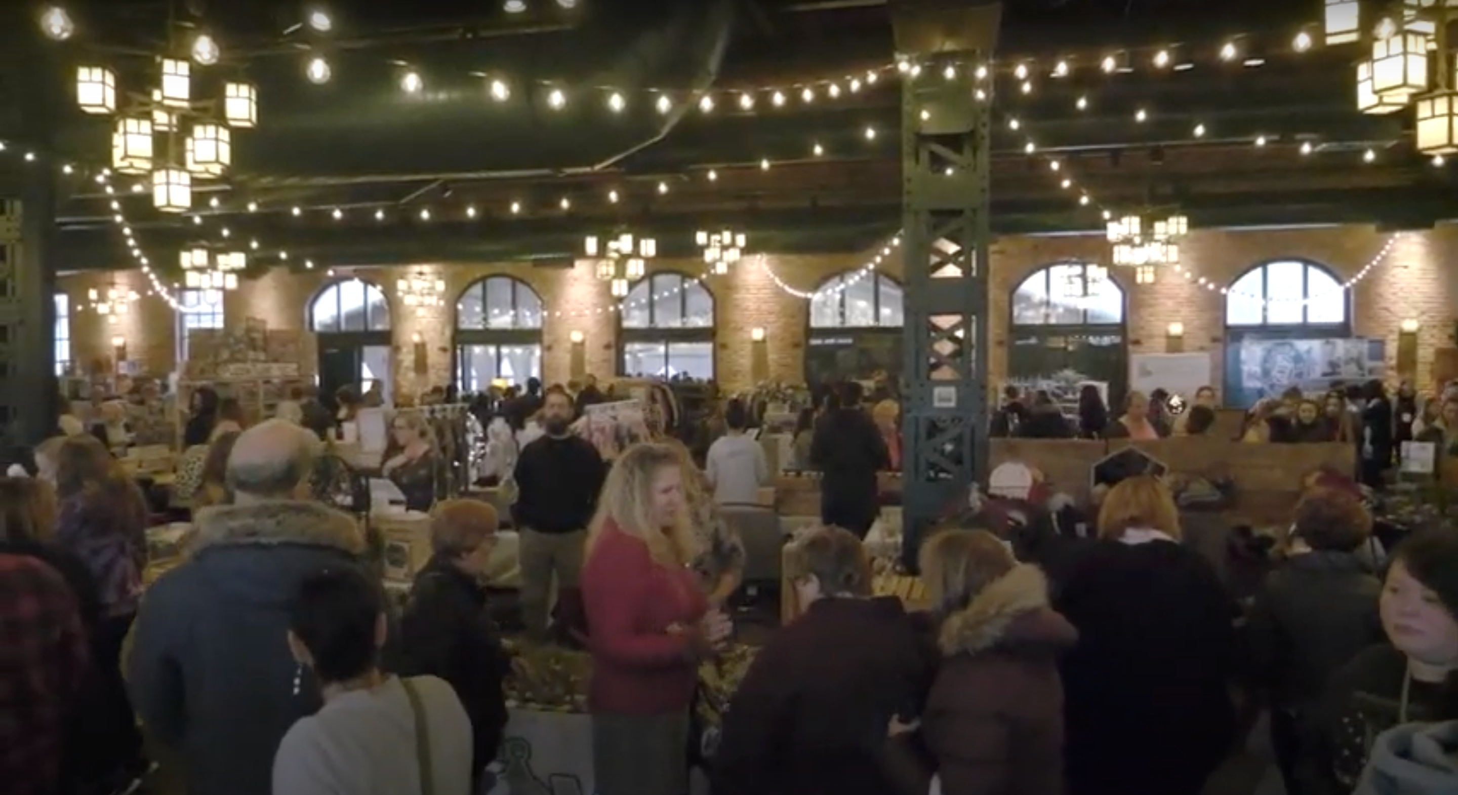 Load video: MN Christmas Market Video